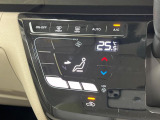 【オートエアコン】一度お好みの温度に設定すれば、車内の温度を検知し風量や温度を自動で調整。暑い&hellip;寒い&hellip;と何度もスイッチ操作をする必要はありません。快適な車内空間には必須の機能ですね♪