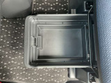 助手席シートアンダーボックスにも荷物が入ります。小物類の整理にも活躍します。