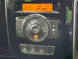 【オートエアコン】一度お好みの温度に設定すれば、車内の温度を検知し風量や温度を自動で調整。暑い&hellip;寒い&hellip;と何度もスイッチ操作をする必要はありません。快適な車内空間には必須の機能ですね♪