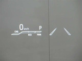 カラーヘッドアップディスプレイ付き。少ない視線移動で情報を確認できるので、運転の疲労軽減に繋がりますよ♪