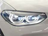 ●LEDヘッドライト:夜間走行時も良好な視界を確保し安心して運転できる高輝度LEDヘッドライトを装備!点灯速度が早く、消費電力も抑えられています。