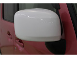 ルーフに合わせたお洒落なサイドミラーです。電動格納ミラーなので、運転席からのボタン操作で格納できます。ミラーを閉じて入る立体駐車場などでは、有ると便利な機能です。