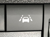 【車線逸脱警報】道路上の白(黄)線を認識し、意図せず走行中の車線からはみ出しそうになった時、メーター内の警告灯とブザーで注意喚起してくれる安心・安全機能です♪