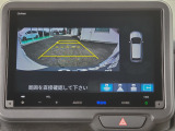目安となるガイドライン付きのバックカメラを装備しているので、慣れない場所での車庫入れも安心です。