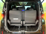 【パワーバックドア】スマートキーや運転席のボタンを押すだけでリアゲートが自動で開閉します!荷物を持っている時や、高い位置にあるバックドアを閉める際に便利な機能です♪