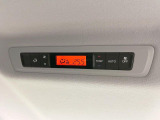 【リアオートエアコン】広い後部座席には必須の機能!風量や温度を自動で調整し前席と同様な車内環境にしてくれるリアオートエアコンを装備。夏の暑さも冬の寒さもストレスなく快適にお過ごしいただけます♪