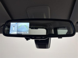 【デジタルルームミラー】車両後方カメラの映像をルームミラーに映すことが出来ます。 そのため、後席に人や荷物があって後方が見えづらい場合でもしっかり視界を確保することが出来ます。