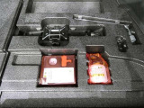 スペアタイヤレス車です。応急セットを搭載しております。