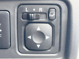 【電動格納ミラー】サイドミラーは電動格納式となっており、狭い駐車場でもキズがつくリスクを抑えられます。
