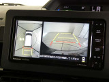 パノラミックビューモニター付きです。車両を上から見たような映像を画面に表示。運転席からの目視だけでは見にくい、車両周辺の状況をリアルタイムでしっかり確認できます。
