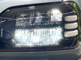 【LEDヘッドライト】悪天候や夜間走行時も良好な視界を確保し安心して運転できる高輝度LEDヘッドライトを装備!点灯速度が早く、消費電力も抑えられています。
