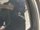 【ブラインドスポットモニター】走行中、ドアミラーの死角になりやすい箇所に後続車が接近するとサイドミラーのレンズに警告を表示!ドライバーに注意喚起をしてくれます。