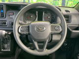 インテリアに合わせたデザインのステアリングは、運転される方のことも考え、運転しやすい形状、大きさです。是非一度、実際に触ってお確かめください。