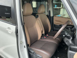 運転席もゆったりとお座り頂けます。