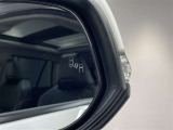 ブラインドスポットモニター(BSM)を装備しています。隣を走る車両が死角に入るとミラー内LEDインジケーターが点灯。さらに、ウィンカーを出すとインジケーターが光って点滅して注意を促してくれます。