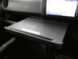 ノートPCを置いてお仕事や軽食時のトレイ代わりに便利なインパネテーブル装備です。危険ですので走行中は、収納しておいてください