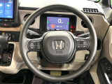 インテリアに合わせたデザインのステアリングは、運転される方のことも考え、運転しやすい形状、大きさです。是非一度、実際に触ってお確かめください。