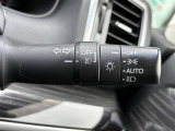【オートライト(AUTO)】外の明るさをシステムが感知して、自動でヘッドライトが点灯します。ヘッドライトをつけ忘れを防ぐ便利機能です。