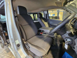 運転席は視認性や操作性を重視したつくりで、どなたでも扱いやすく快適にお乗りいただけます。清掃を行い、安心してご覧いただける状態で展示しております。