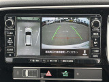 【パノラミックビューモニター】クルマを真上から見下ろした視点で駐車をサポートします。クルマの斜め後ろや真横など、いち早く障害物に気が付くことができます。