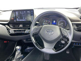 運転席まわりです。 各操作スイッチは使いやすい位置に配置されてます。
