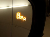 【ブラインドスポットモニター】車両左右後方からの接近車両を検知してドアミラー部のランプでお知らせします。