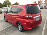 コンビネーションランプを高い位置に配置、後続車に見やすいデザインで安全にも配慮。