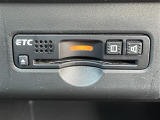 【ETC】有料道路を利用する際に料金所で停止することなく通過できる、ETC車載器(ノンストップ自動料金収受システム機器)が装備されています。セットアップを行うことで利用可能になります。