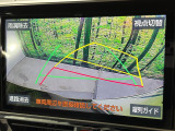 【バックカメラ】駐車時に後方がリアルタイム映像で確認できます。大型商業施設や立体駐車場での駐車時や、夜間のバック時に大活躍!運転スキルに関わらず、今や必須となった装備のひとつです!