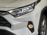 【LEDヘッドライト】悪天候や夜間走行時も良好な視界を確保し安心して運転できる高輝度LEDヘッドライトを装備!点灯速度が早く、消費電力も抑えられています。