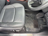 運転席シート足元です。