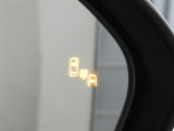 ブラインドスポットモニター装備。隣車線を走る車両を検知。ドアミラーでは確認しにくい後方、側方エリアに存在する車両や急接近してくる車両も検知しドアミラーに搭載されたLEDインジケーターが点灯します。