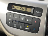 【オートエアコン】一度お好みの温度に設定すれば、車内の温度を検知し風量や温度を自動で調整。暑い&hellip;寒い&hellip;と何度もスイッチ操作をする必要はありません。快適な車内空間には必須の機能ですね♪