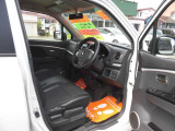運転席はドライバーがリラックスして運転できるようになっています!ぜひ一度ご来店し座ってみてください!