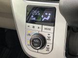 【オートエアコン】一度お好みの温度に設定すれば、車内の温度を検知し風量や温度を自動で調整。暑い&hellip;寒い&hellip;と何度もスイッチ操作をする必要はありません。快適な車内空間には必須の機能ですね♪