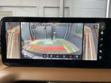 車両の側面にある死角をカメラで映し出し、車内のモニターに表示するシステムです。車両の側面は、ドアミラーや目視だけでは確認しづらい死角があるため、安全運転に役立ちます。