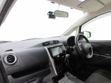 ダイハツのお店では、ダイハツ車を知り尽くしたプロフェッショナルが、専用の診断機器を使って各システムを点検しております。