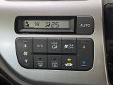【オートエアコン】一度お好みの温度に設定すれば、車内の温度を検知し風量や温度を自動で調整。暑い&hellip;寒い&hellip;と何度もスイッチ操作をする必要はありません。快適な車内空間には必須の機能ですね♪