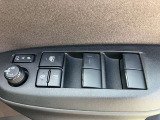 全席パワーウインドです。ドアミラーの格納調整も行えます!