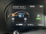 アシストディスプレイでエンジン走行中、モーター走行中、エンジン走行+モーター走行中、回生ブレーキでの充電中など、ハイブリッドシステムのエネルギーの流れがアニメーションで視覚的に把握することができます
