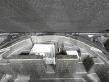 パンク修理剤とエアーポンプのセットです。スペアタイヤは装備していませんが空いたスペースを小物入れとして使用できます