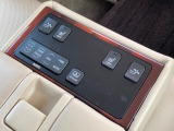 【電動格納シート】リアシートはスイッチ一つでラクラク収納!荷物が多い時など座席を収納スペースに変更する際も、力は必要ありません!お子様でも簡単に操作していただけます!