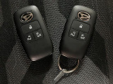 電子カードキーを携帯していれば、ドアハンドルやバックドアのリクエストスイッチを押すだけでドアの施錠・解錠が出来ます♪もちろん 遠隔操作も可能です!盗難防止のイモビライザー機能装備ですよ ☆