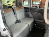 後席は後ろにスライドしていただくと、ひざ周りスペースも広く脚を組んで座れるほど。フロア部には段差がないので足元にも窮屈さを感じません。荷物や乗車人数に合わせて前後スライドできるのは嬉しいですね!