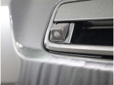 バックモニター付なので後退時に後方が見えるので安心。 車は構造上、死角がたくさんなので万が一を考えると必須ですね。 あくまで補助の為の装備、バックは目視で確認する事が重要ですよ。