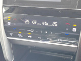 【左右独立型フルオートエアコン】運転席と助手席でそれぞれお好みの温度に設定可能。同乗者にも配慮した、快適な空調をお届け致します。