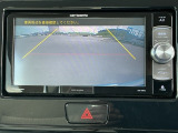 ガイド付きバックカメラです。商業施設や立体駐車場、夜間の後方確認に役立ちます。
