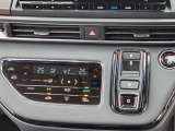 運転席より操作性の良いシフトスイッチと、オートエアコンのスイッチ等の画像です。
