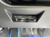 【ETC】有料道路を利用する際に料金所で停止することなく通過できる、ETC車載器(ノンストップ自動料金収受システム機器)が装備されています。セットアップを行うことで利用可能になります。