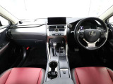 上質で落ち着いた印象のインパネ。視界も広々で運転しやすいです。